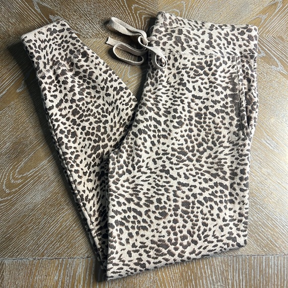 MONROW Leopard Movement Jogger in Ice Coffee XS - Picture 5 of 13